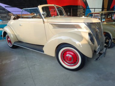 Avellaneda, Arjantin - 7 Mayıs 2022: 1937 model Ford V8 coupe bir depo deposunda. Expo Fierro 2022 Klasik araba şovu.