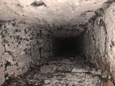 Şömine bacasının içinde.