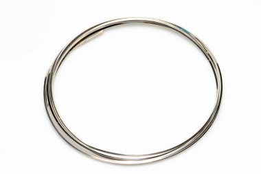 Mücevherler için gümüş kablo beyaz arkaplanda izole.