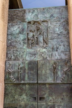 İspanya 'nın Barcelona kentindeki Gaudi La Sagrada Familia Bazilikası' na oyulmuş heykeller.