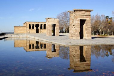 Mısır 'ın Aswan şehrinde gündüz vakti suda yansıyan antik Mısır Debod tapınağı.