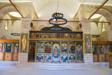 Simgeler, haçlar, ikonostaz, tapınağın iç dekorasyonu. İsa 'nın Dönüşümü Kilisesi, Pylos Kalesi, Yunanistan