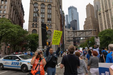 Silahları protesto eden büyük bir kalabalık. Brooklyn 'deki Cadman Plaza' dan Brooklyn Köprüsü üzerinden New York 'a yürüyorum. Hayatımızın üzerinden yürü Protesto et.