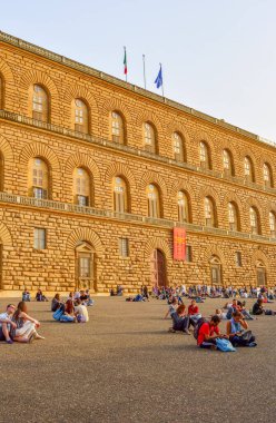 İtalya, Floransa 'daki Pitti Sarayı' nın önünde dinlenen insanların görüntüsü