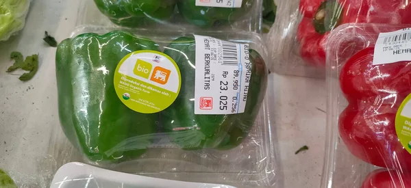 超市里的青椒陈列在货架上 用塑料包裹起来 — 图库照片
