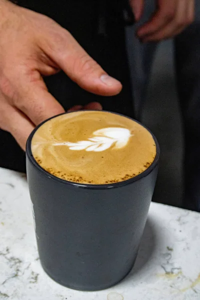 Egy Függőleges Közelkép Kéz Vesz Egy Bögre Vaníliás Latte — Stock Fotó