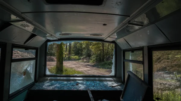 Внутри Заброшенного Автобуса Разбитыми Окнами — стоковое фото