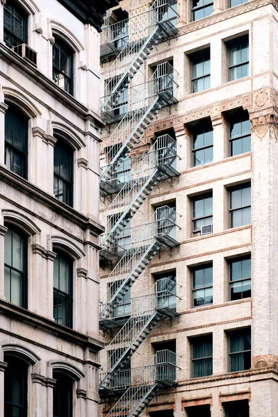 Colpo Verticale Esterno Edificio Con Una Scala Evacuazione Durante Giorno — Foto Stock