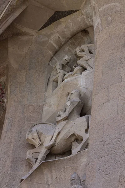 現代建築家アントニ ガウディが設計したサグラダ ファミリアの外観の彫像 — ストック写真