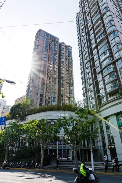 Mavi Gökyüzünün Altında Şangay Daki Modern Binaların Güzel Bir Manzarası — Stok fotoğraf