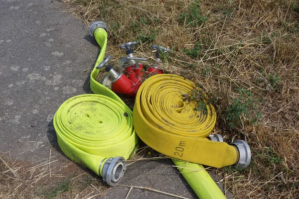 Slangar Och Vattendistributörer Anläggning Brandkår Ligger Längs Vägen Motion Eller — Stockfoto