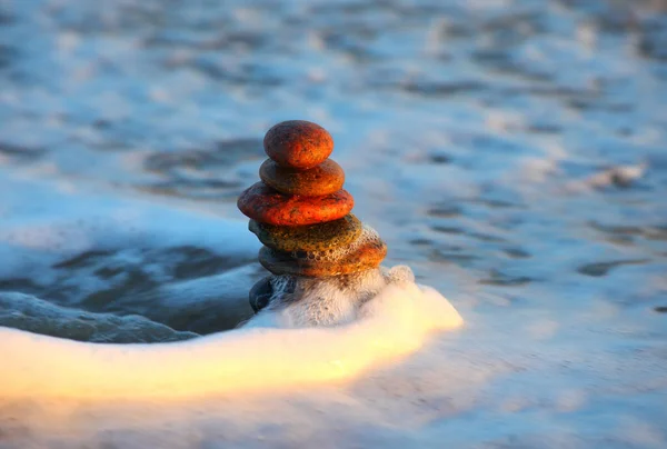 Крупним Планом Камінці Накладені Один Одного Потрапляють Невелику Морську Хвилю — стокове фото