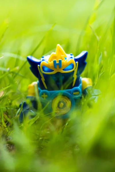 Super Things Hračka Figurka Robot Týmu Hrdinů Zelené Trávě — Stock fotografie