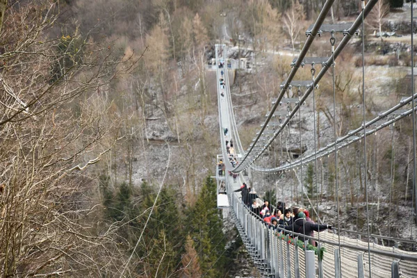 Grupo Pessoas Ponte Suspensa Gigante Titan Nas Montanhas Harz Perto — Fotografia de Stock
