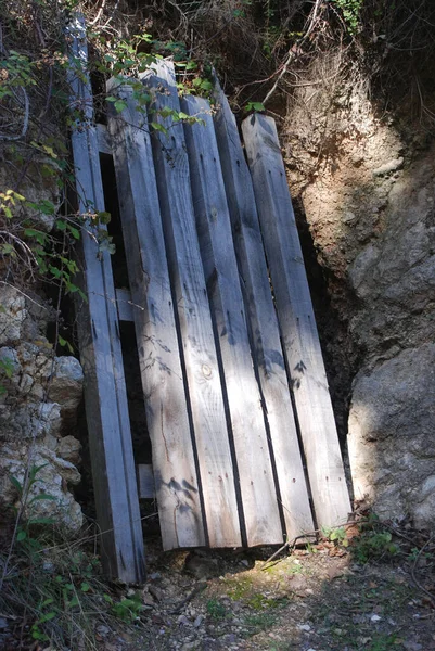 岩場の老木構造物 — ストック写真