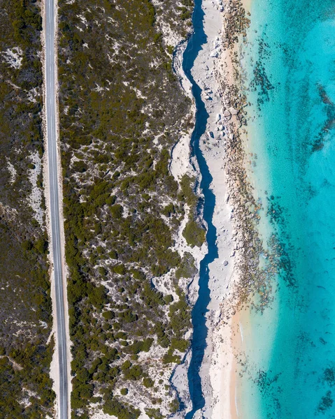 Antenn Ovanifrån Över Ett Kustlandskap Med Väg Vertikal — Stockfoto