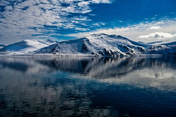 Беутилізульське Священе Сучасне Запитання Деяким Приклад Рефлекції Воді Арктичному Новині — стокове фото