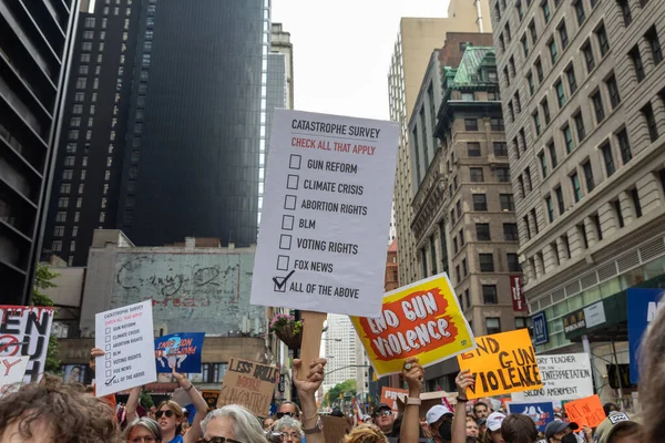 Silahları protesto eden büyük bir kalabalık. Brooklyn 'deki Cadman Plaza' dan Brooklyn Köprüsü üzerinden New York 'a yürüyorum. Hayatımızın üzerinden yürü Protesto et.