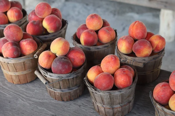 Closeup Fresh Harvested Peaches Wooden Buckets Sold Roadside Stand — Stock Photo, Image