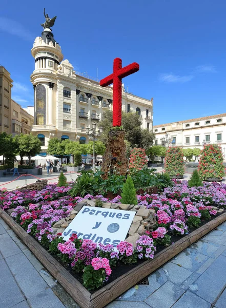 スペイン コルドバの広場 テンディラスに飾られた花5月祭の十字架の一部 — ストック写真