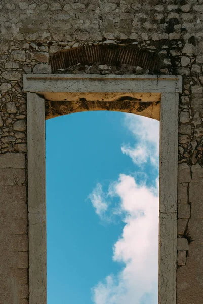 Old Window Ancient Building View White Clouds Blue Sky — Stock Photo, Image