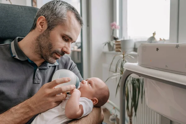 Padre Caucasico Che Nutre Suo Bambino Con Una Bottiglia Latte — Foto Stock