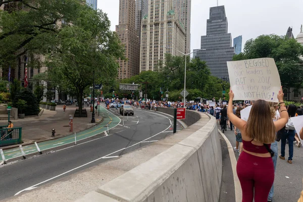 銃に抗議する大群衆 ブルックリンのキャドマン プラザからブルックリン橋を渡りニューヨークへ 3月の人生 Protest — ストック写真