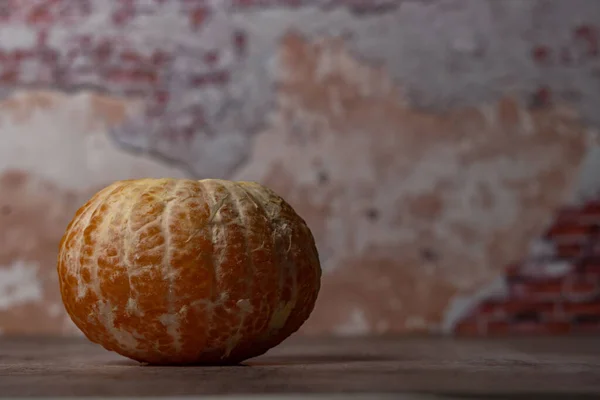 Close Van Een Vers Geschilde Mandarijn Oranje Met Een Bakstenen — Stockfoto