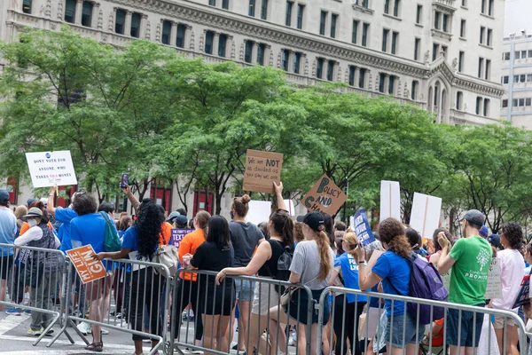 Grote Menigte Protesteert Tegen Wapens Lopen Van Cadman Plaza Brooklyn — Stockfoto