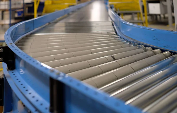 Conveyor belt inside a manufacturing site or distribution warehouse