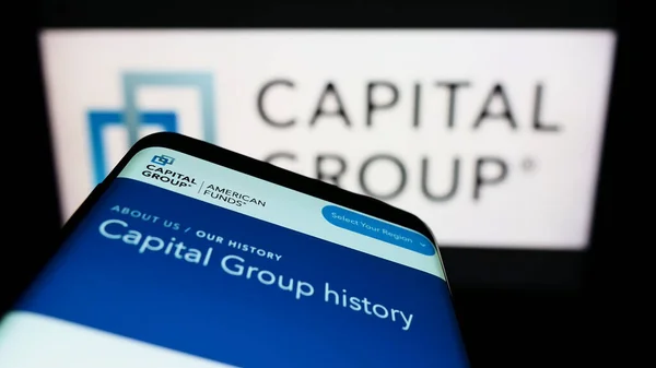 Cellulare Con Sito Web Della Società Finanziaria Statunitense Capital Group — Foto Stock