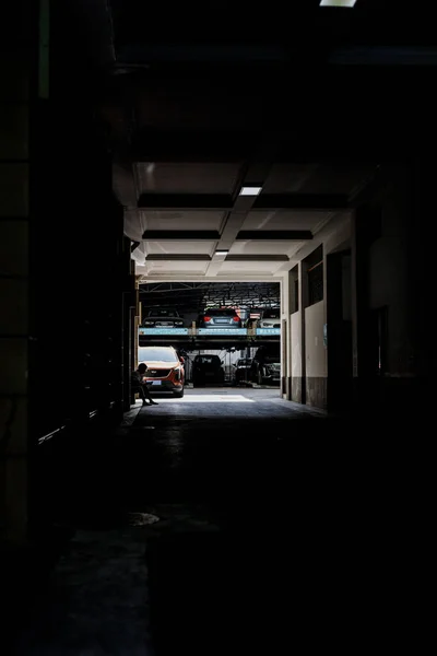 Park Etmiş Arabaların Olduğu Karanlık Bir Binanın Koridoru — Stok fotoğraf