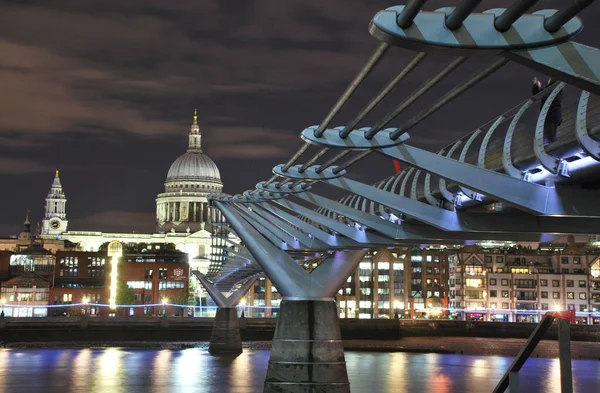 Londra 'nın güney kıyısından Milenyum Köprüsü ve Saint Paul Katedrali manzarası