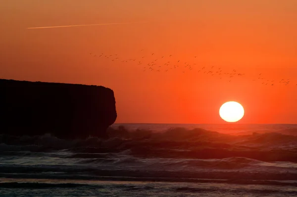 Una Hermosa Puesta Sol Dramática Cielo Rojo Con Paisaje Marino — Foto de Stock