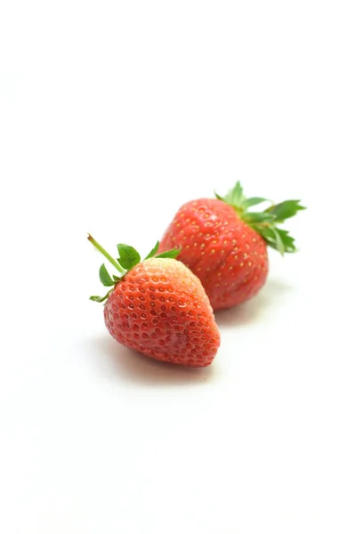 Een Verticale Close Van Verse Aardbeien Een Wit Oppervlak — Stockfoto