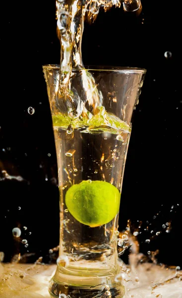 Lemon Splash Water Glass — Stock Photo, Image