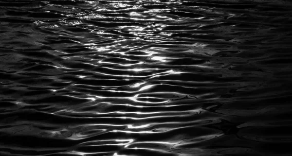 黒海の波 黒い水のバナーと暗い自然背景の表面 黒い水の質感 黒海の表層水への波及効果 — ストック写真