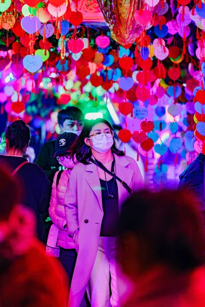 Maskeli Insanların Şangay Çin Neon Işıklarının Dekorasyonların Altında Yürüdüğü Dikey — Stok fotoğraf