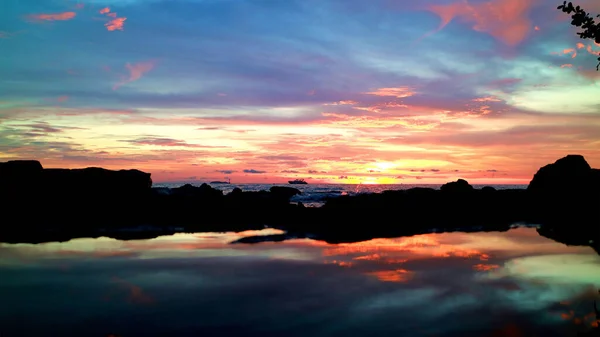 Een Lichtende Kleurrijke Zonsondergang Lucht Boven Een Plas — Stockfoto