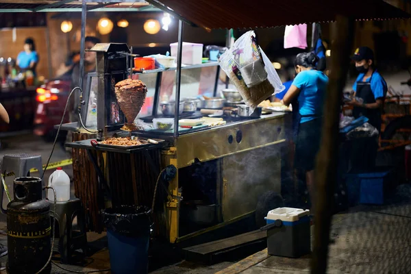 夜の間に彼らのプロダクトを販売する少数の通りの食糧販売業者 — ストック写真