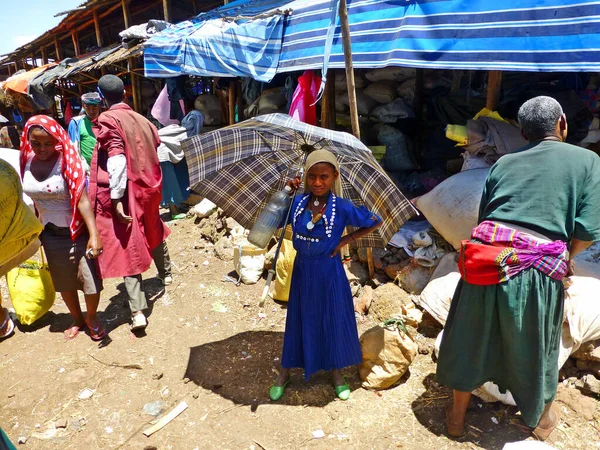 Etiyopya Bir Pazarda Bekleyen Afrikalı Kız — Stok fotoğraf