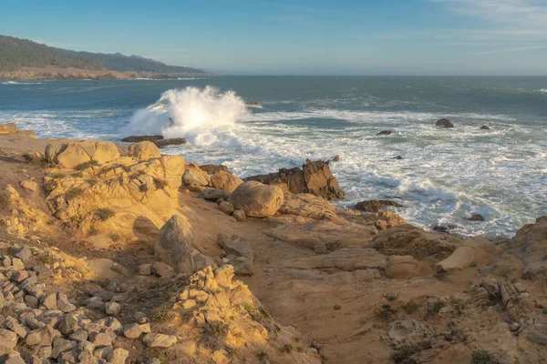 Una Vista Impresionante Las Olas Del Mar Estrellándose Playa Rocosa —  Fotos de Stock