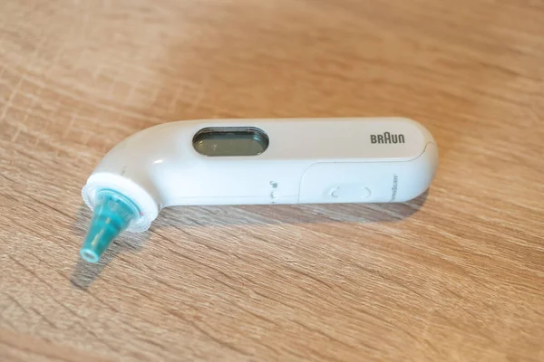 Een Close Opname Van Braun Merk Digitale Oorthermometer Een Houten — Stockfoto