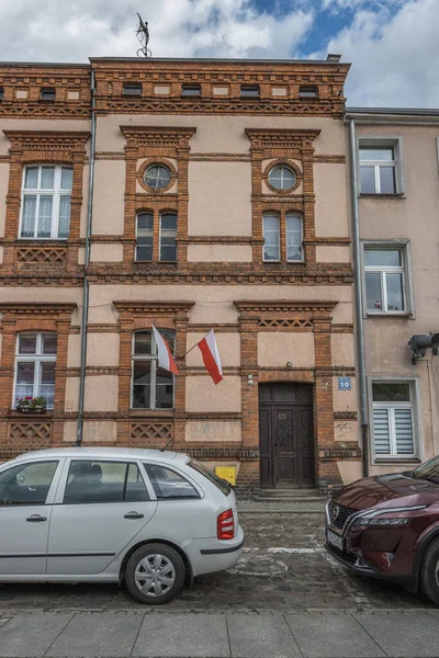 Plan Vertical Voitures Garées Sur Une Rue Pavée Devant Des — Photo