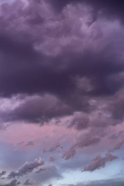 Драматический Снимок Темно Пурпурного Облачного Неба — стоковое фото