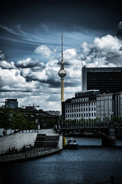 Plano Vertical Canal Cerca Edificios Fondo Torre Televisión Berlín — Foto de Stock