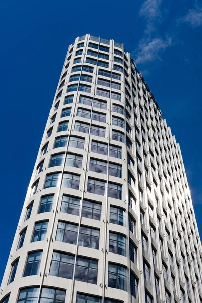 晴れた青空の下で高層ビルの低角度ショット — ストック写真