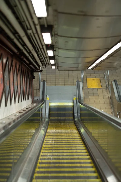 Disparo Vertical Escalera Mecánica Descendente Metro Nueva York — Foto de Stock