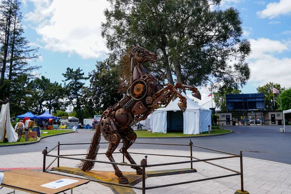 リアリングホースは 発見されたオブジェクトといくつかの新しい金属で作られた14 5フィートの高さの運動馬の彫刻です 動きはクランクを回すことによって制御することができる — ストック写真