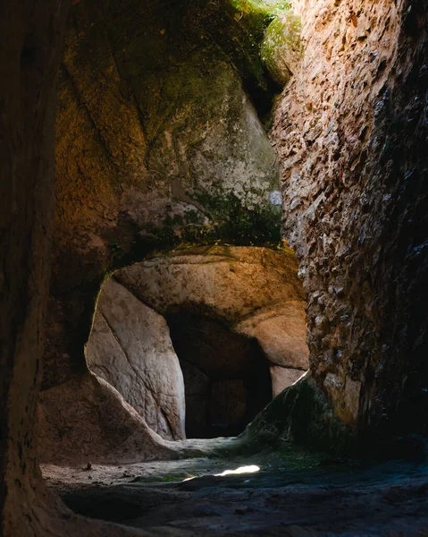 Insidie Antiche Grotte Colorate Scavate Nella Roccia Interessata Dalla Luce — Foto Stock